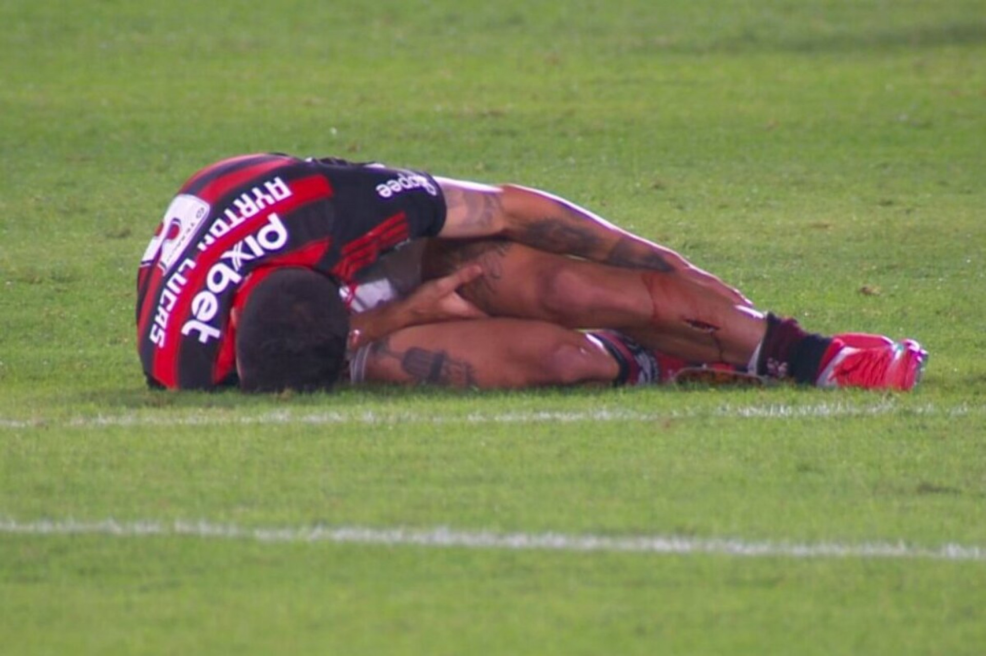 Alex Sandro tem lesão muscular e desfalca o Flamengo; Ayrton Lucas terá alta de hospital