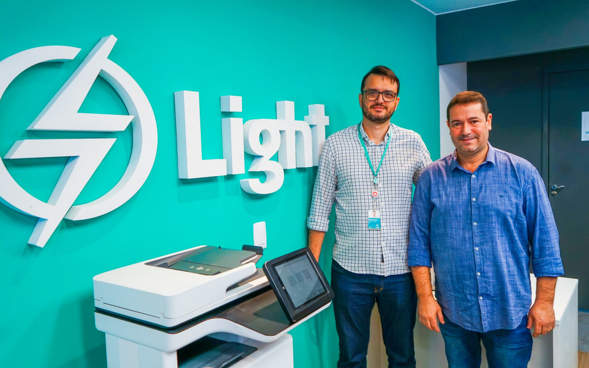 O gerente de Relacionamento da Light, Edimilson Bandeira e o prefeito Léo Vieira durante a inauguração