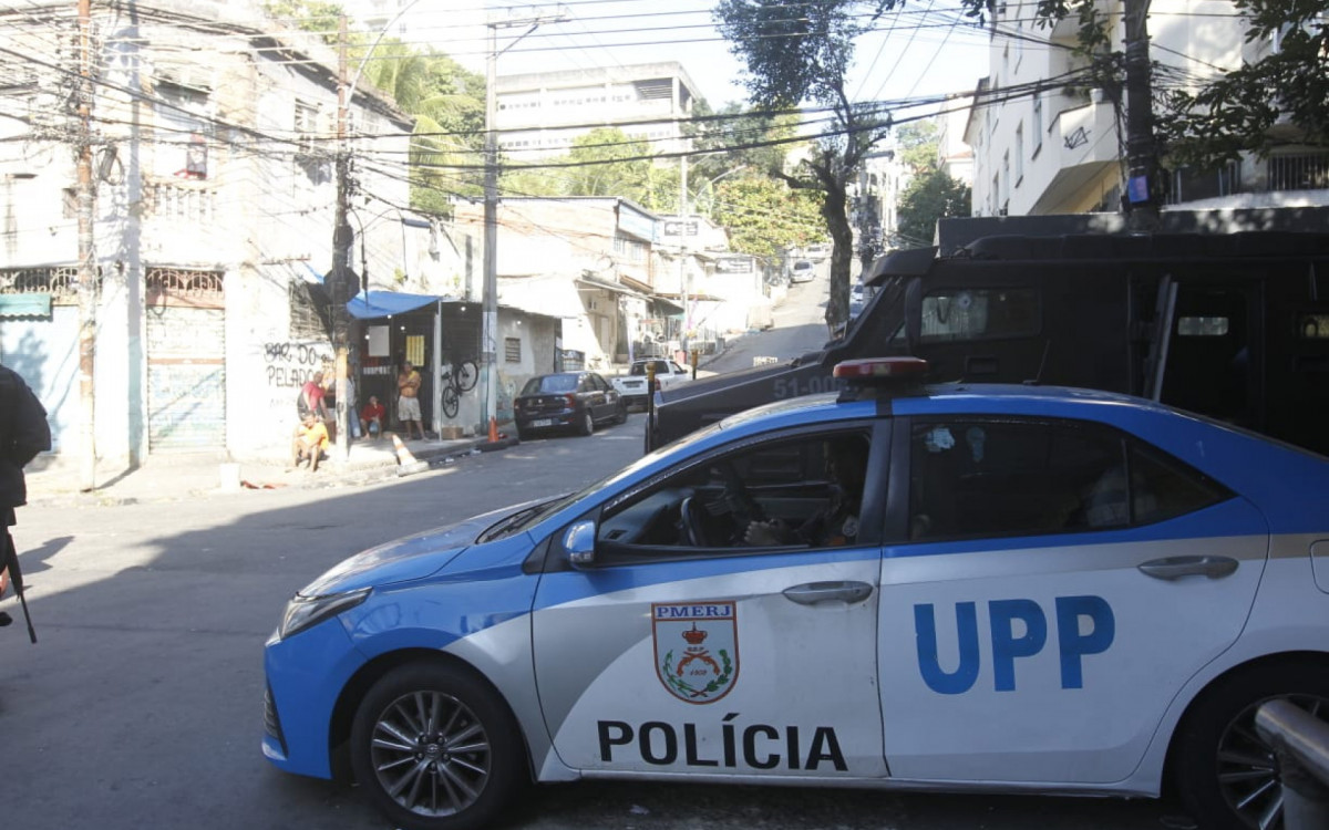 Viatura da PM estacionada em um dos acessos ao Morro dos Macacos