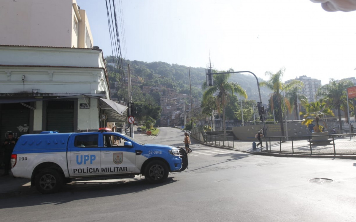 Viatura da PM na saída do Túnel Noel Rosa