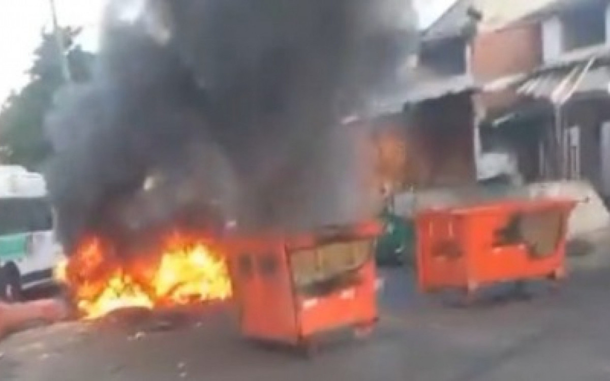 Criminosos atearam fogo em objetos durante opera&ccedil;&atilde;o no Complexo da Pedreira