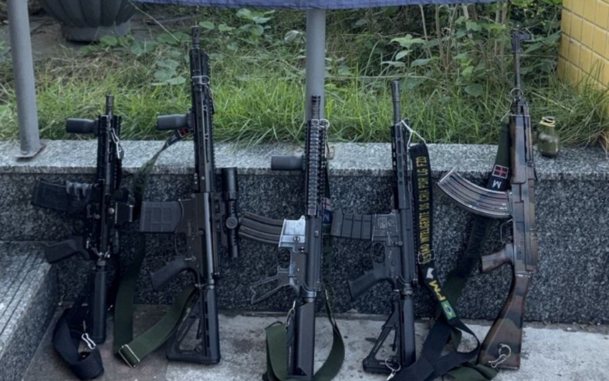 Cinco fuzis foram apreendidos no Complexo da Pedreira
