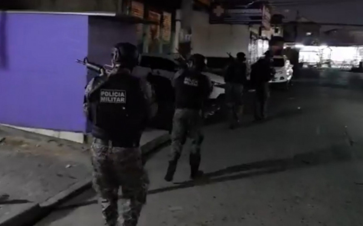 Policiais militares realizam operação na comunidade da Serrinha, em Madureira