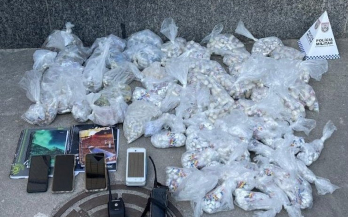 Drogas e rádios comunicadores foram apreendidos na Serrinha