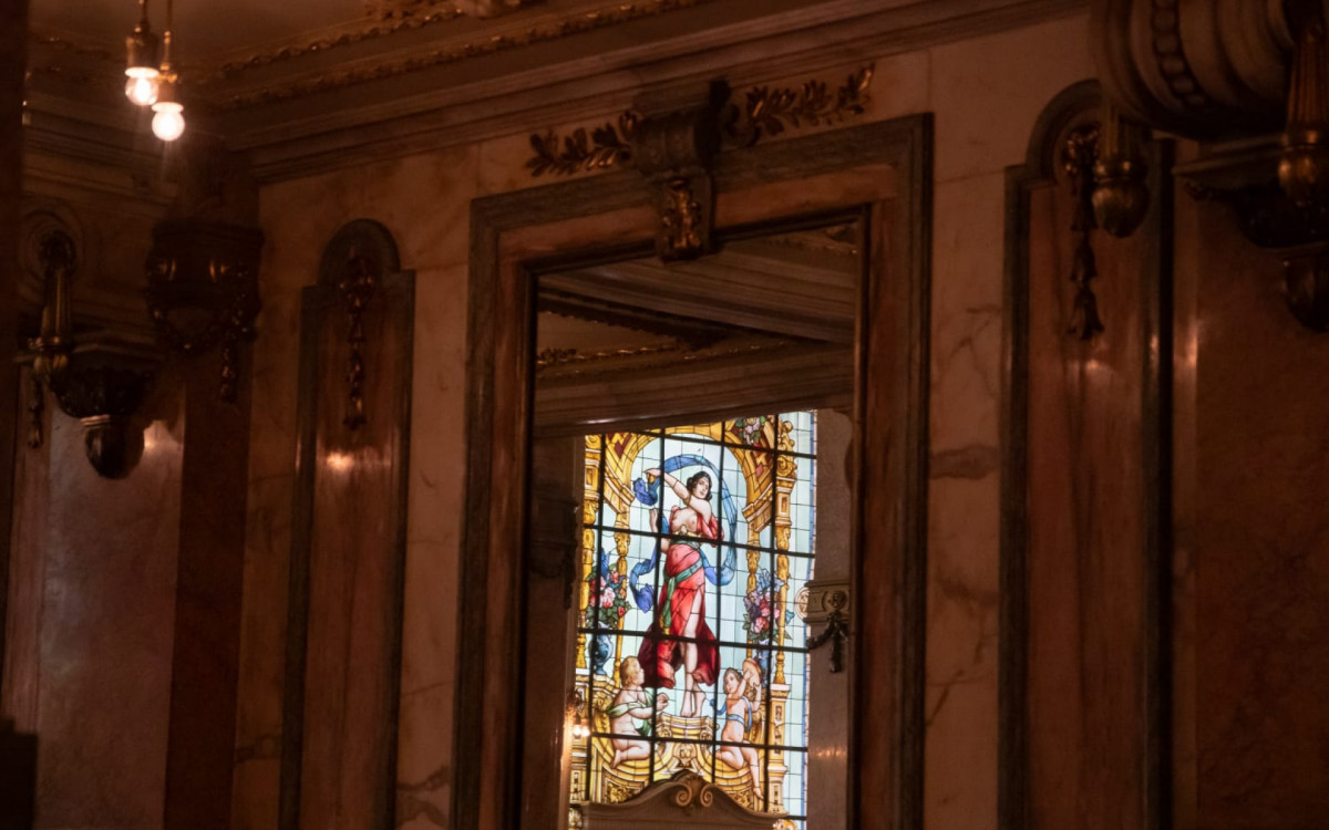 Vitrais ricos em detalhes decoram o interior do Theatro Municipal