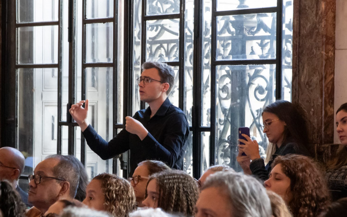 Ensemble vocal du conservatoire rouen, da França, se apresenta na escadaria interna, nos 116 anos do Theatro Municipal 