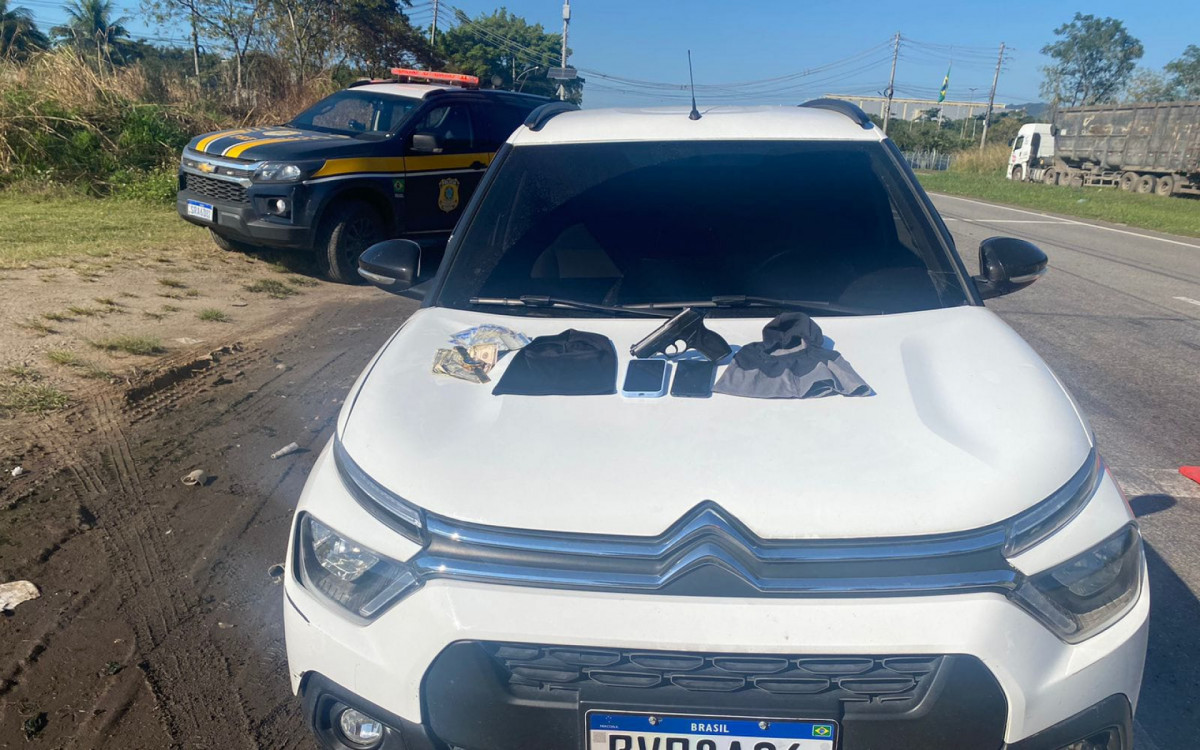 Carro roubado foi recuperado pela PRF, em Itaguaí