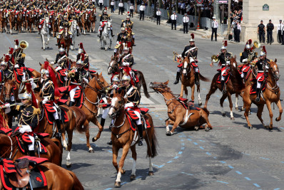França: Desfile pelo Dia da Bastilha é marcado por queda de cavalo e militar sangrando