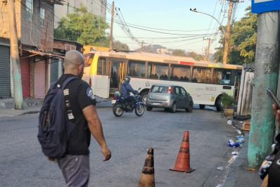 Ônibus é sequestrado e usado como barricada em Costa Barros