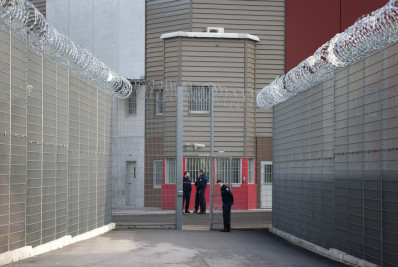 Prisioneiro foge escondido em bolsa de roupas sujas e é capturado na França