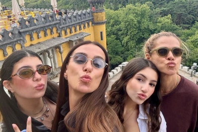 Ingrid Guimarães aproveita folga de gravações com Mônica Martelli e filhas em Portugal