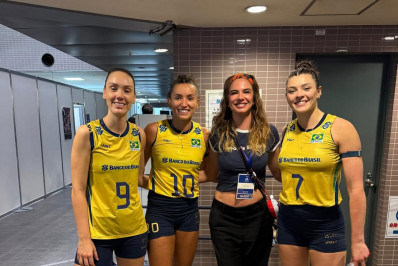 Luciana Gimenez tieta jogadoras da Seleção Feminina de Vôlei