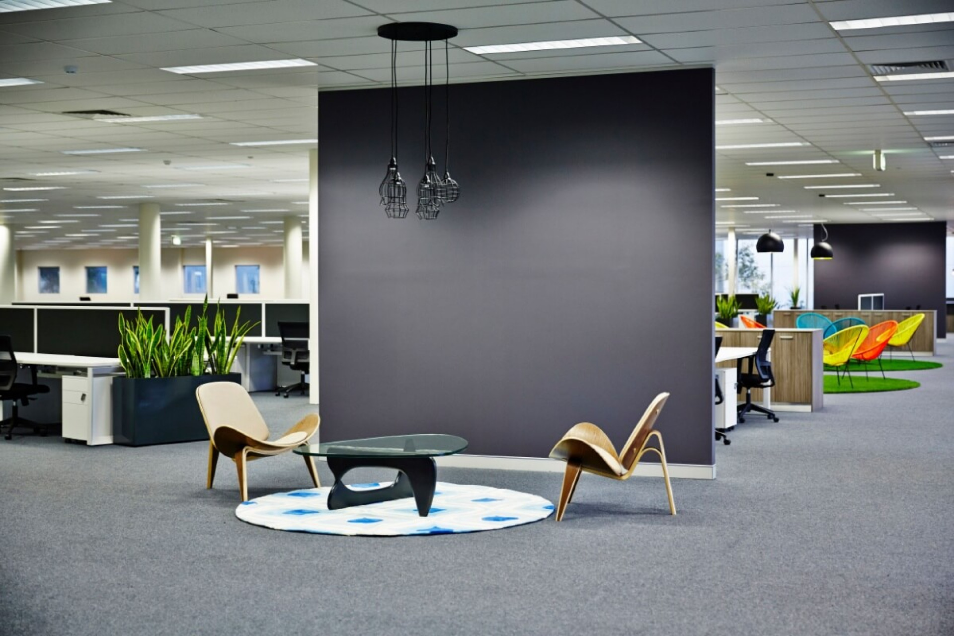 Projetar espa&ccedil;os de circula&ccedil;&atilde;o intensa e ambientes corporativos exige um olhar atento para a funcionalidade, o conforto e a experi&ecirc;ncia do usu&aacute;rio (Imagem: PhotoMavenStock | Shutterstock)