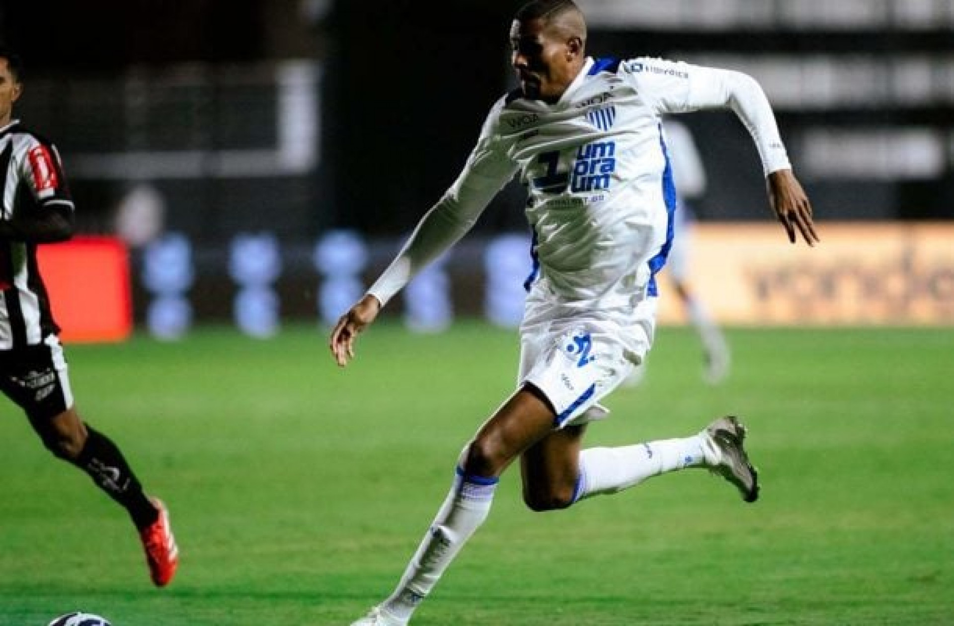 Em noite de gola&ccedil;os, Athletic goleia o Ava&iacute; e deixa a zona de rebaixamento