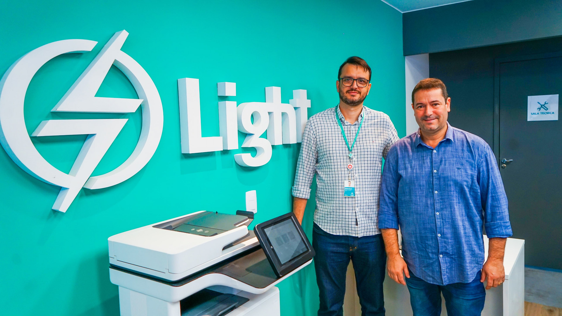 O gerente de Relacionamento da Light, Edimilson Bandeira e o prefeito L&eacute;o Vieira durante a inaugura&ccedil;&atilde;o - PMSJM/ Gilberto Rocha