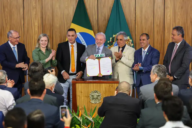 Assinatura de medida provisória que concede isenção da taxa de serviço metrológico para verificação de taxímetros
