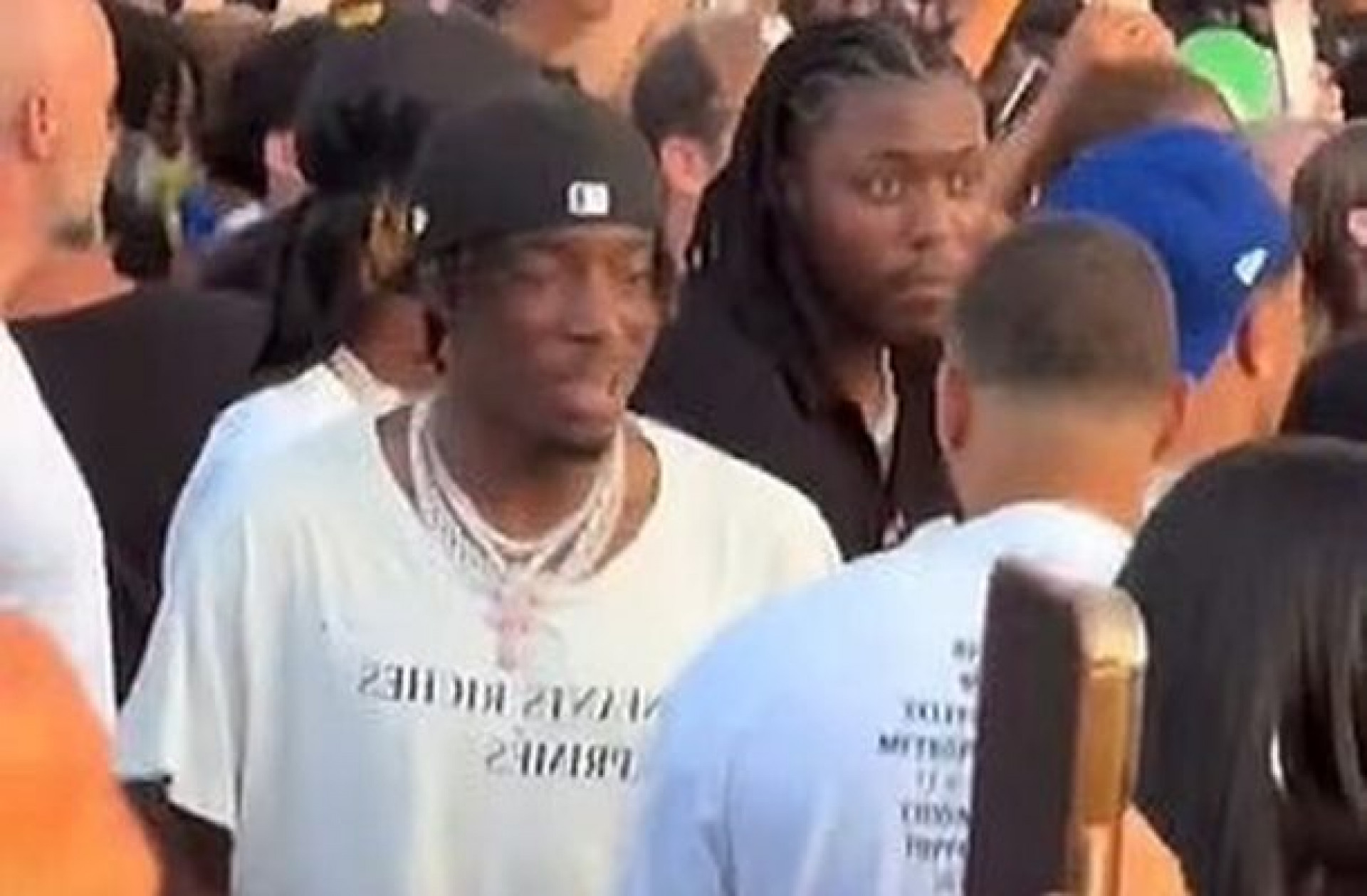 De sa&iacute;da do Chelsea, jogador foi visto em show durante decis&atilde;o do Mundial