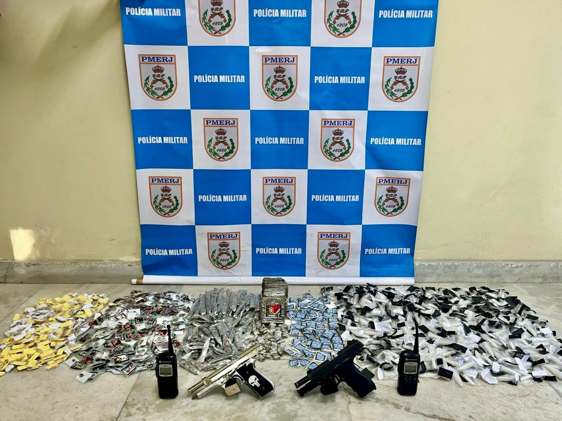Material apreendido com os suspeitos - Reprodução