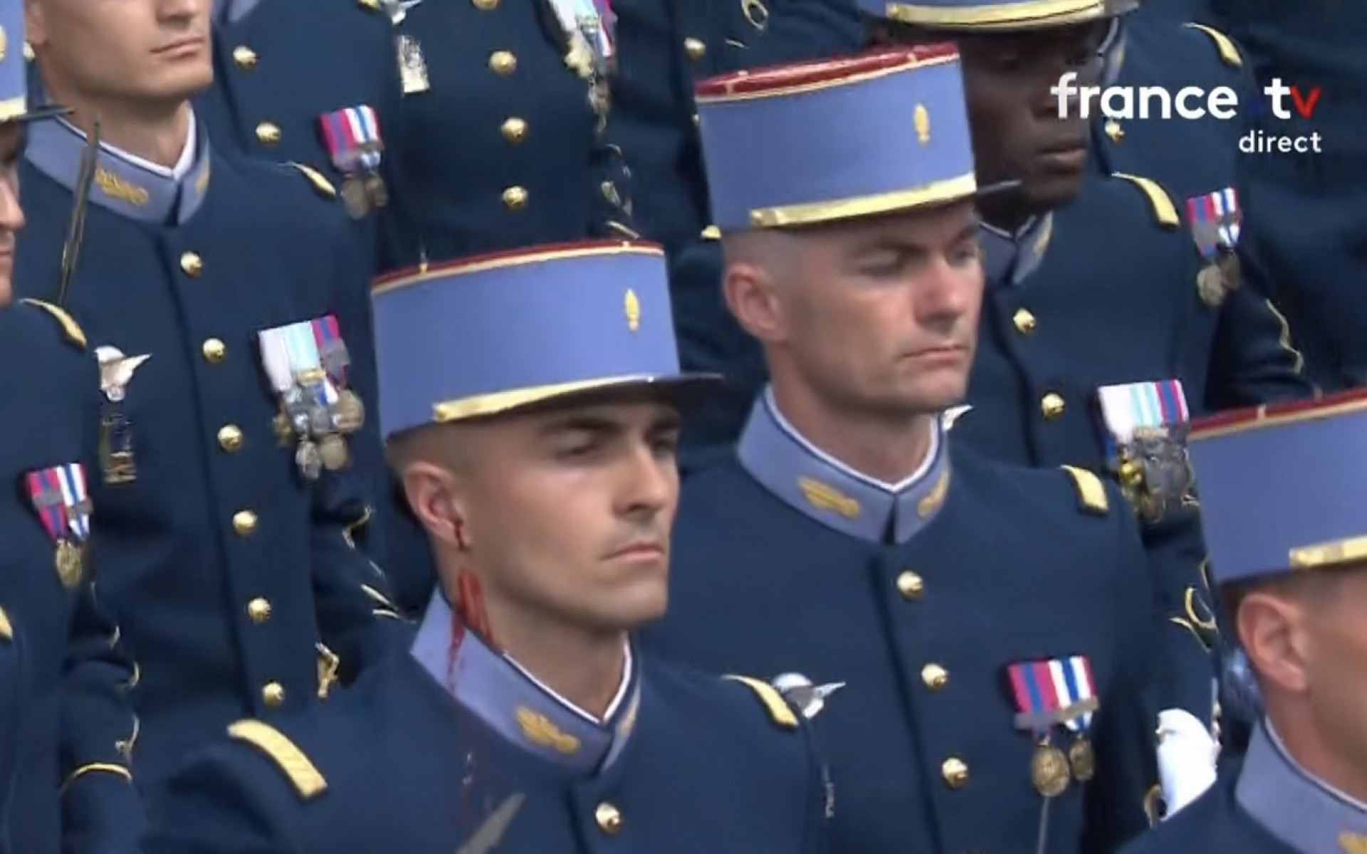 Soldado seguiu desfilando mesmo ap&oacute;s sangramento na orelha - Reprodu&ccedil;&atilde;o/France TV