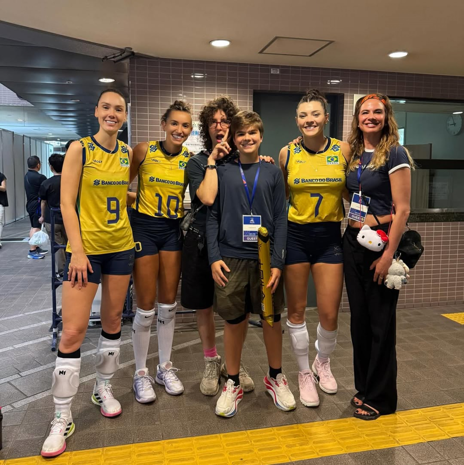 Luciana Gimenez com os filhos e parte das atletas da Seleção Feminina de Vôlei  - Reprodução/Instagram 