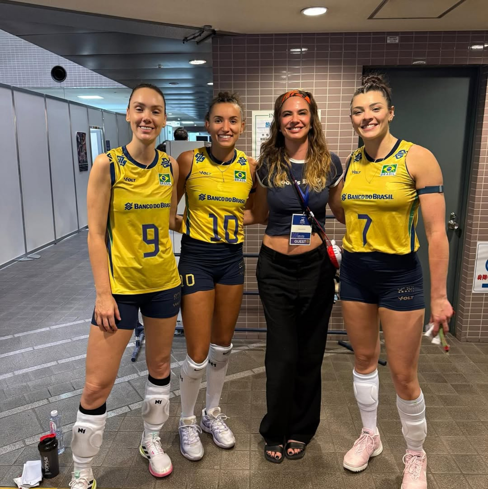 Luciana Gimenez posou com jogadoras da Seleção Feminina de Vôlei  - Reprodução/Instagram 