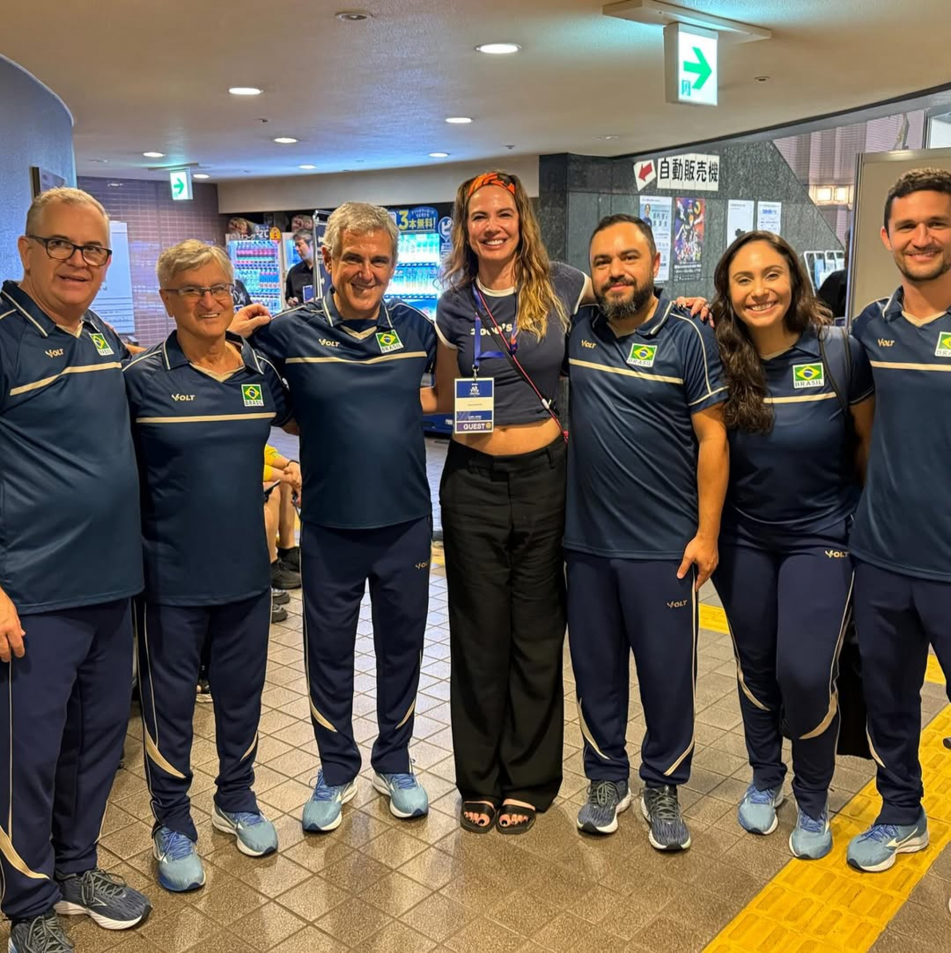 Luciana Gimenez com o técnico José Roberto Guimarães e sua comissão  - Reprodução/Instagram 
