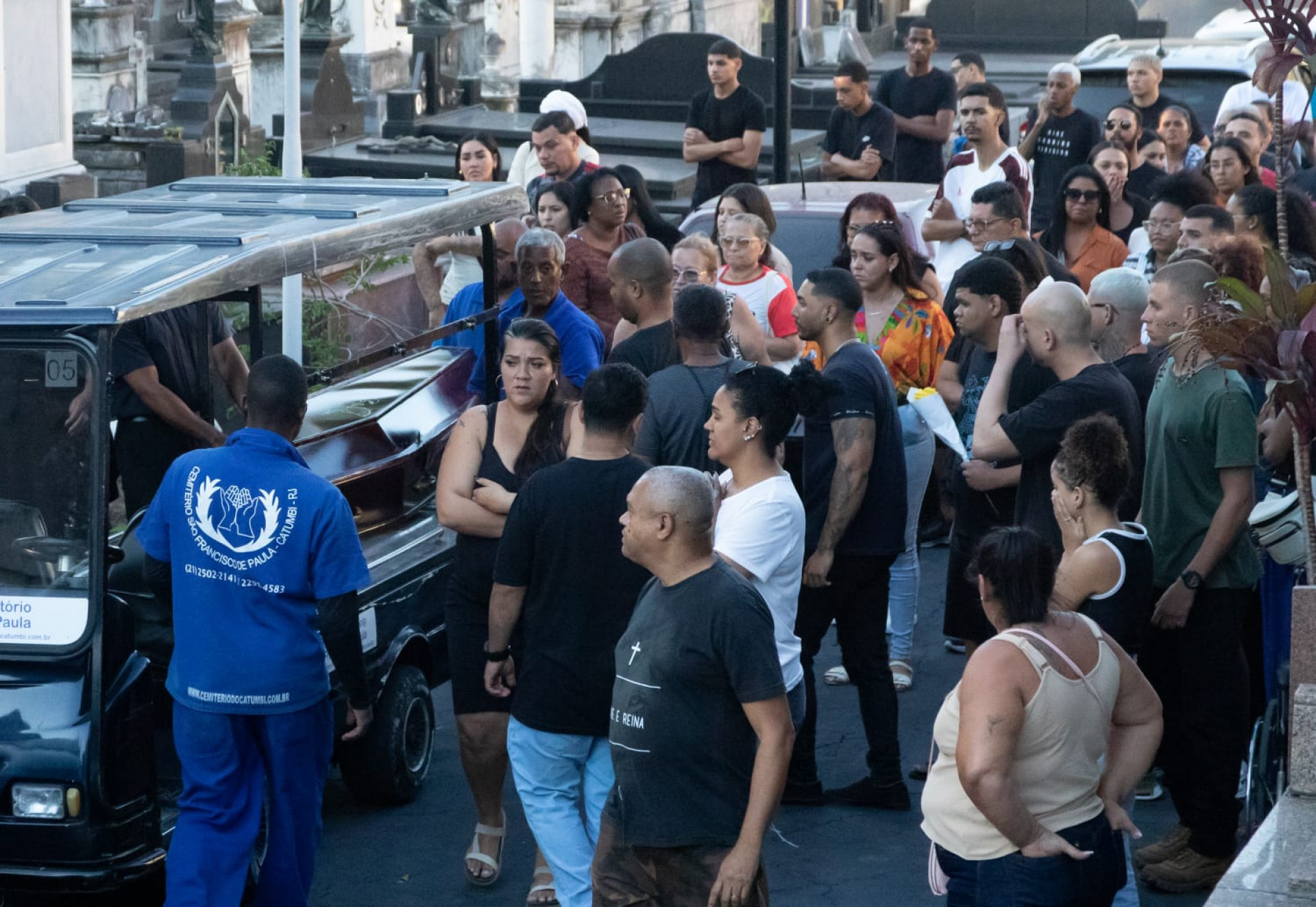 Familiares e amigos se emocionaram durante o sepultamento de Lidiane Teixeira - Érica Martin / Agência O Dia