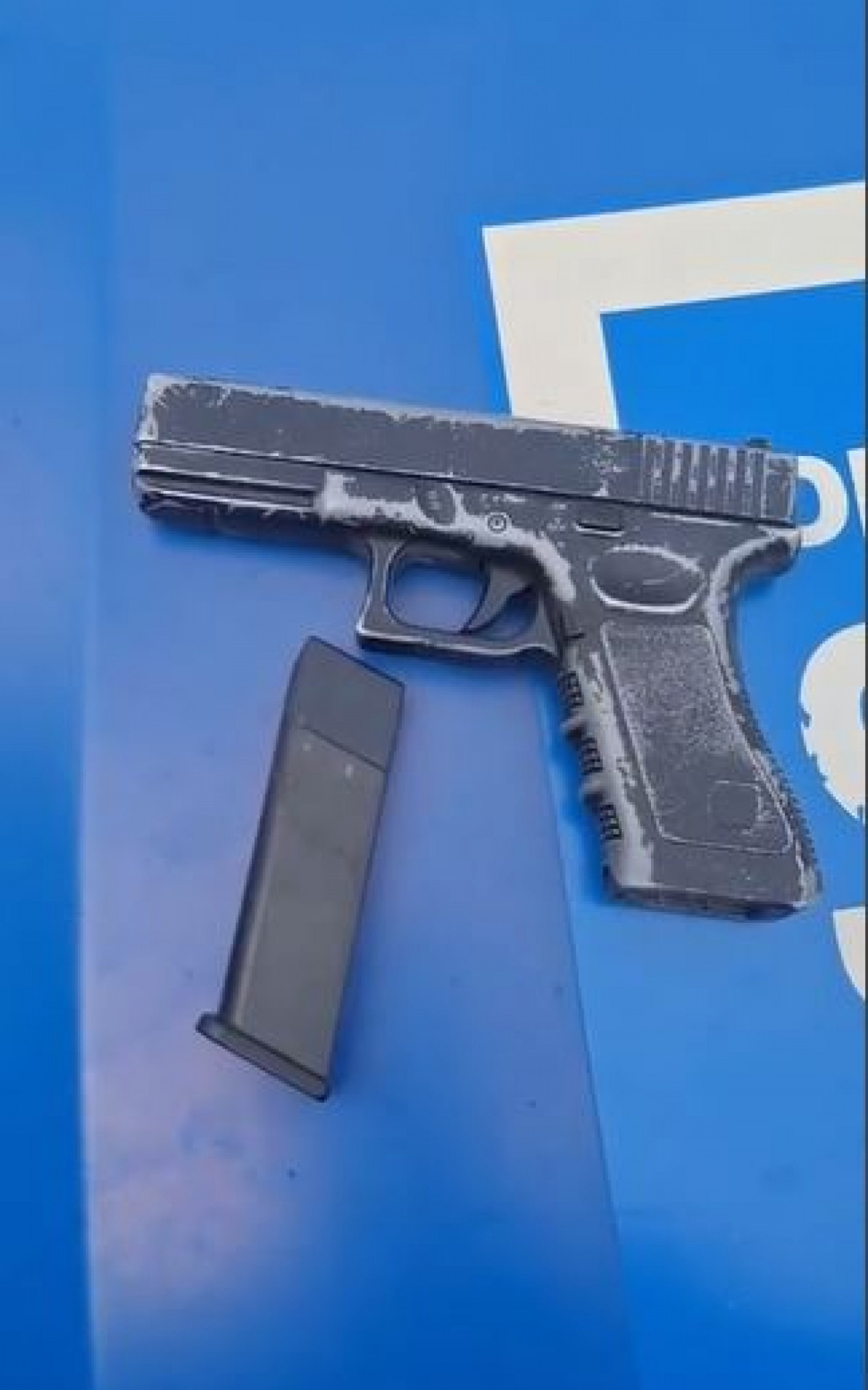 Arma falsa apreendida com o criminoso - Divulgação