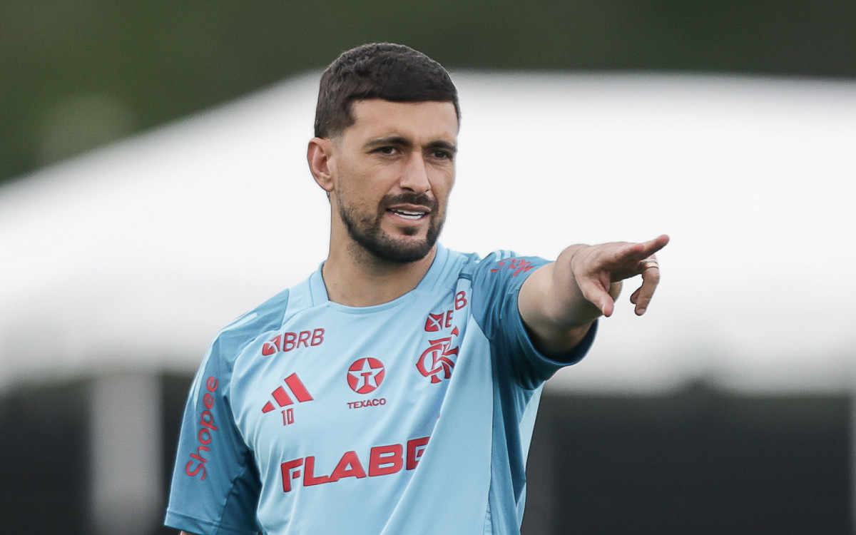 Arrascaeta apontando o caminho do gol para os companheiros