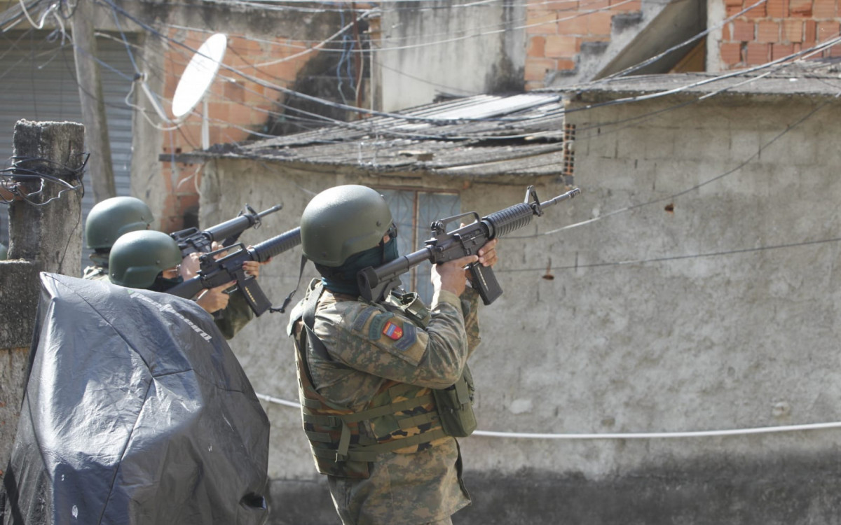 Fuzileiros navais fazem ronda pelo Complexo do Lins