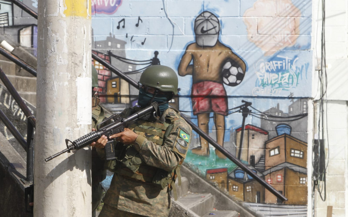 Fuzileiro naval em meio à ronda no Complexo do Lins