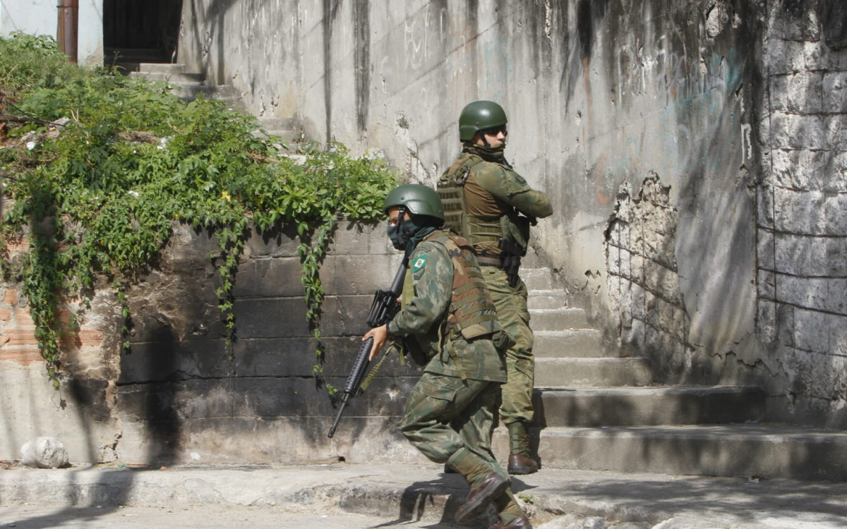 Movimentação dos fuzileiros navais nesta terça-feira (15)