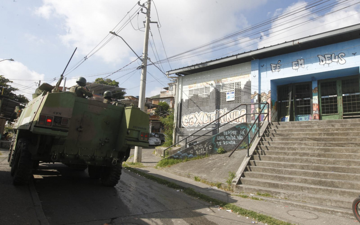 Viatura blindada se movimenta em rua próxima ao Hospital Marcílio Dias
