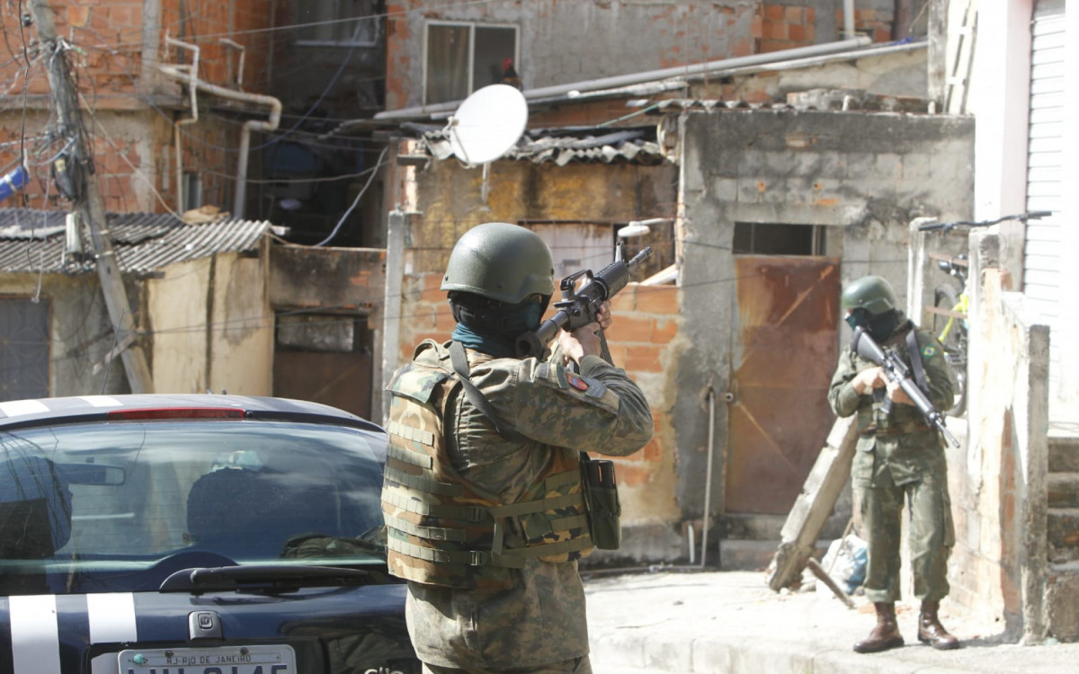 Agentes fazendo ronda no Complexo do Lins