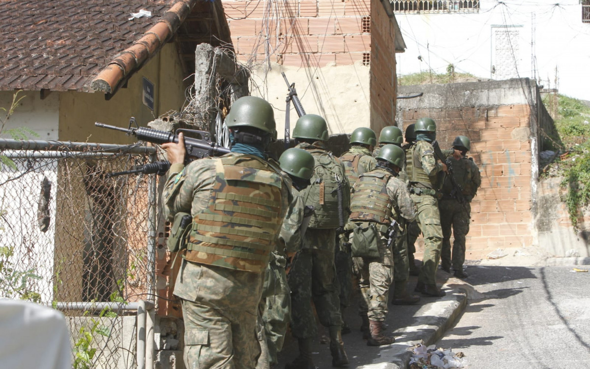 Militares fazem ronda na região