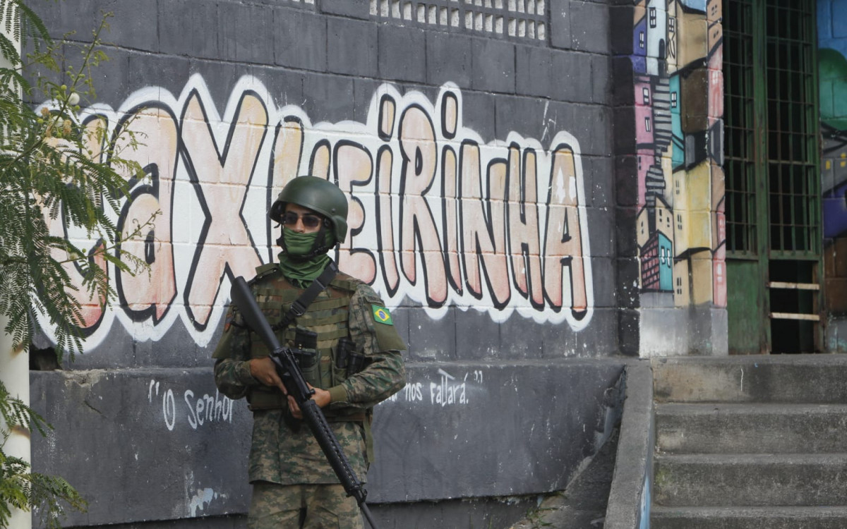 Fuzileiro naval durante patrulhamento no Complexo do Lins