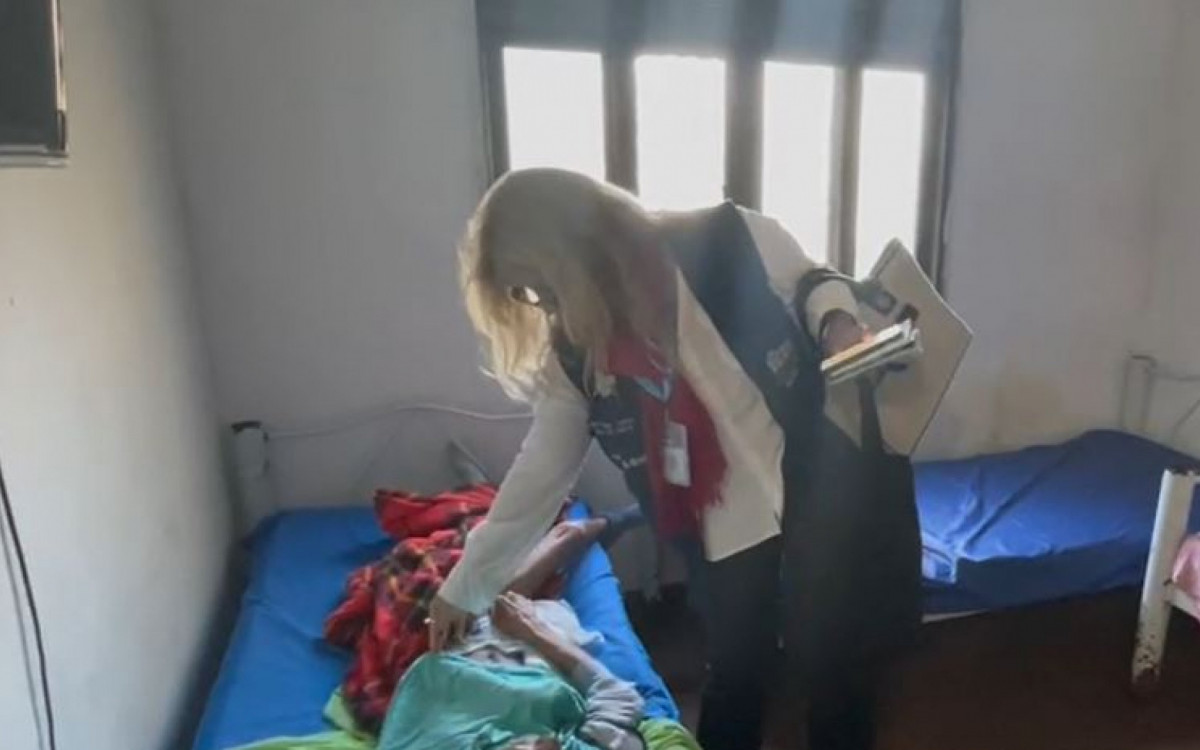 Idosos foram encontrados extremamente magros e em condições insalubres - Divulgação