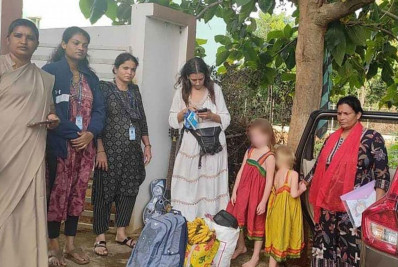 Índia: russa com visto expirado há 8 anos é encontrada morando em caverna com suas duas filhas