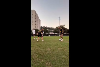Após treino, Neymar brinca e dá caneta no filho no CT do Santos