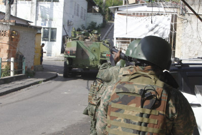 Fotos! Militares da Marinha atuam no entorno do Hospital Marcílio Dias, com apoio de blindados