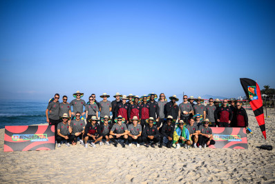 Delegação do Leverkusen chega ao Rio, visita a praia e treinará no Ninho do Urubu