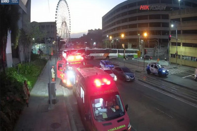 Acidente entre carro e ônibus interdita duas faixas na Gamboa