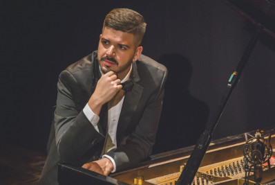 Série Quintas Clássicas terá recital de piano no Teatro Feso