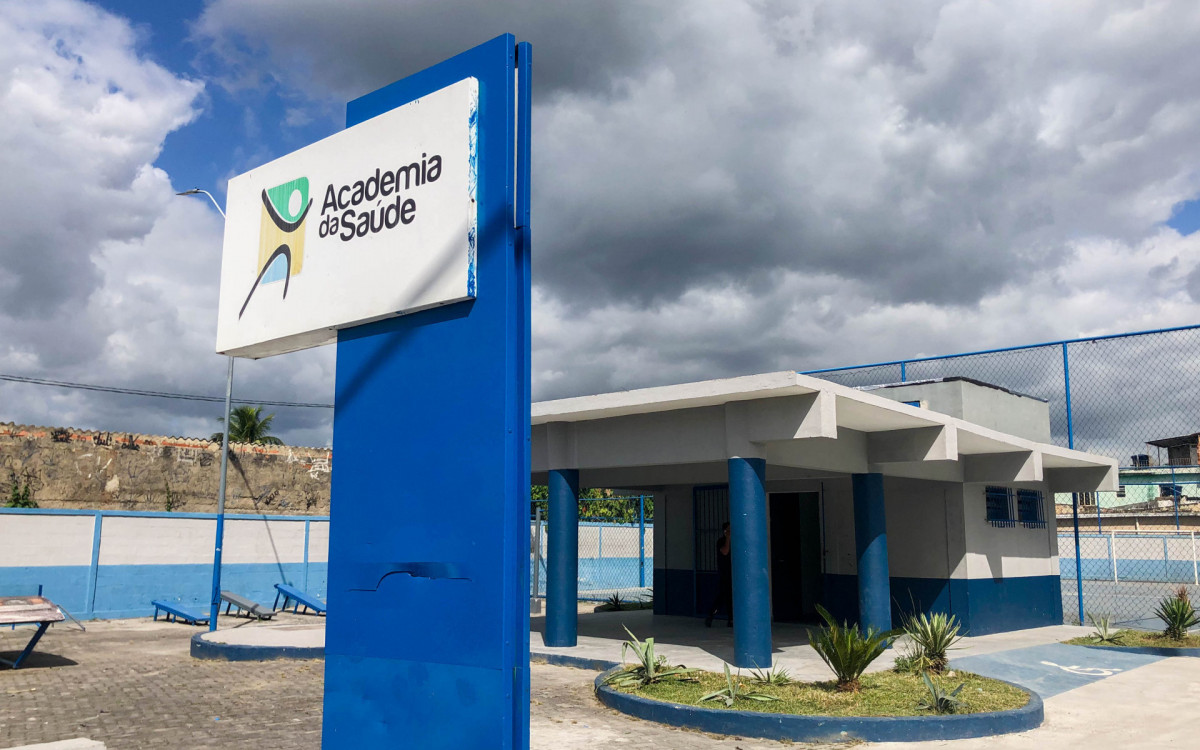 Espalhadas por cinco bairros do município, iniciativa oferece opções gratuitas de exercícios