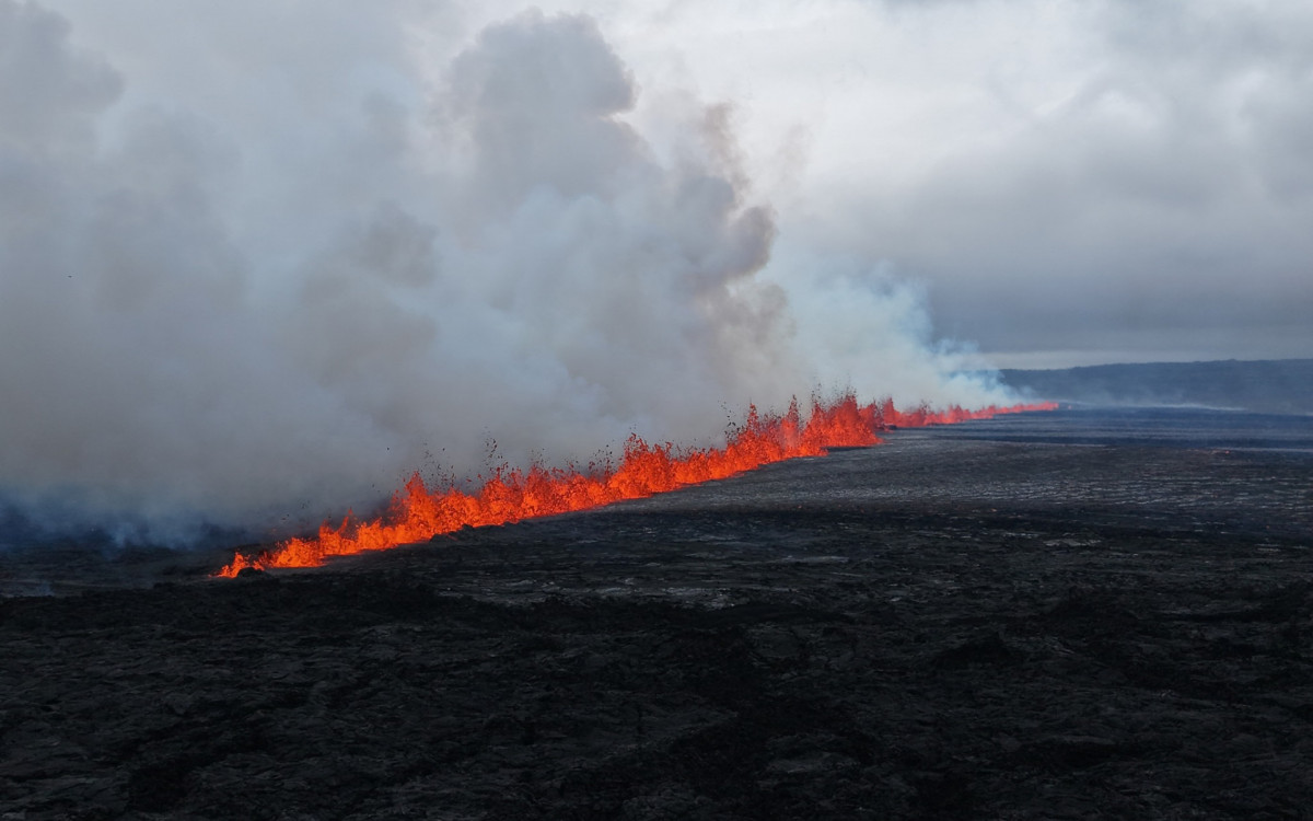 Lava e fumaça saindo de um vulcão perto de Grindavik - AFP