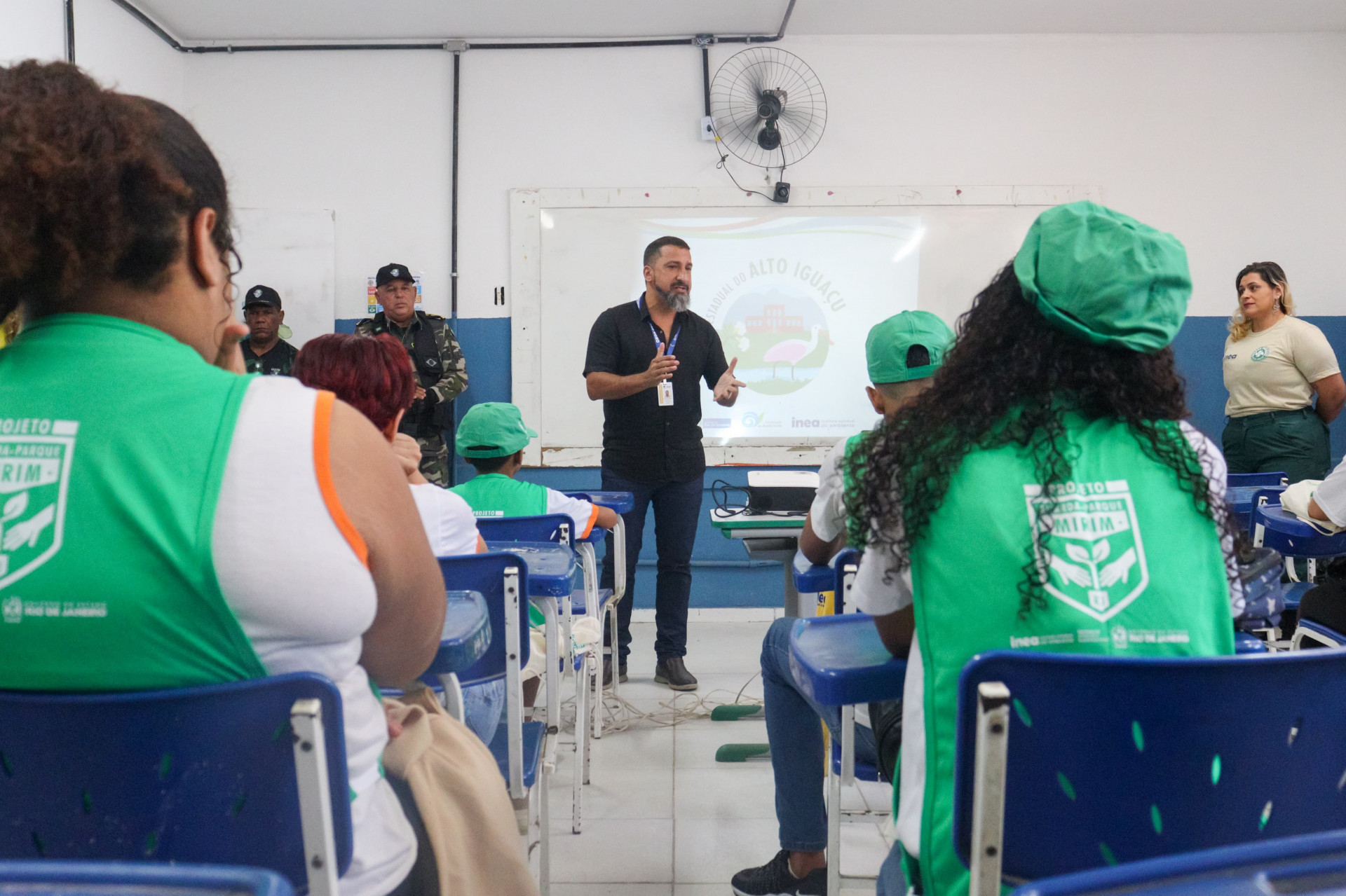 O secret&aacute;rio municipal de Meio Ambiente, Fl&aacute;vio Gon&ccedil;alves, destacou as pr&aacute;ticas ambientais realizadas na escola - Jean Carlos / PMBR