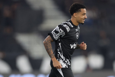 Gregore confirma saída do Botafogo, explica decisão e recebe homenagem da torcida