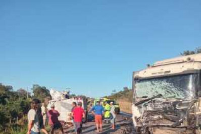 Jovem morre em colisão entre van e carreta no Mato Grosso