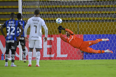 Léo Jardim atinge maior marca de defesas, mas não evita vexame do Vasco