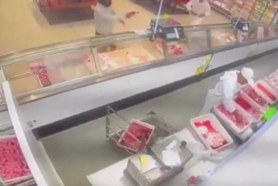 Vídeo: Homem tenta matar colega de trabalho em açougue na Bahia, mas arma falha